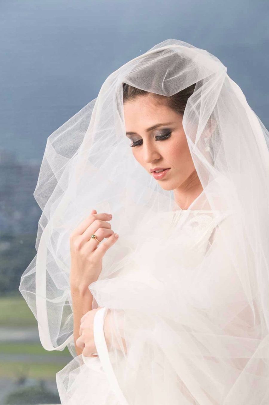 Novia con su velo, maquillada por Yaqui Montoya